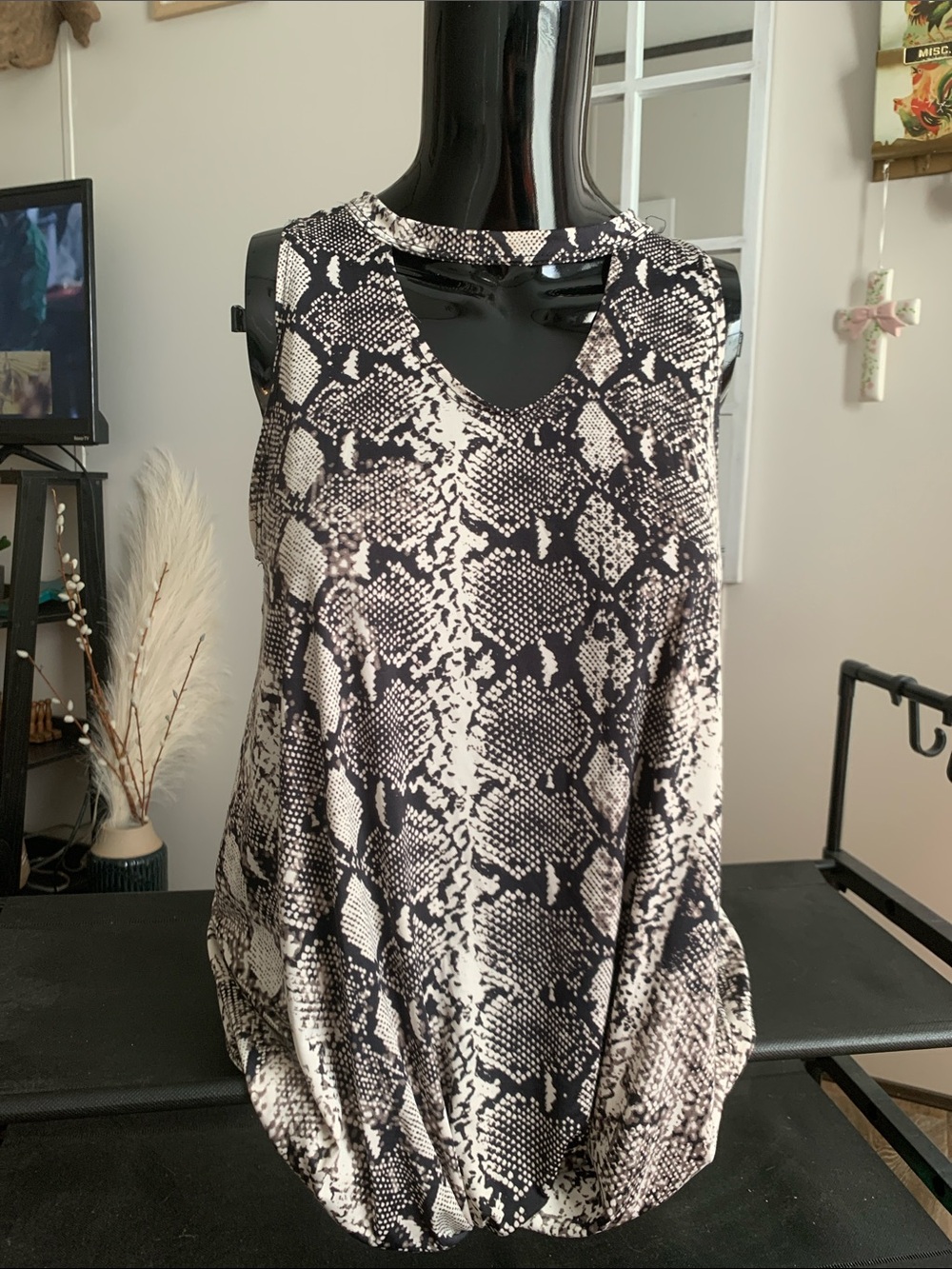 #43 Sleeveless V-Neck Snake-Print Tank Top - Black & Cream